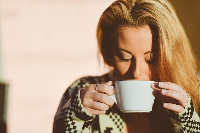 Bere caffè ogni giorno aiuta le donne ad invecchiare meglio: ecco cosa dice la scienza